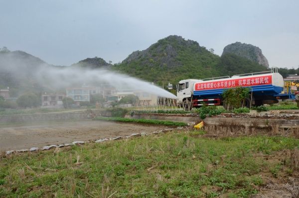 北流海螺開展愛心水車進鄉(xiāng)村活動，幫助群眾澆灌土地_副本