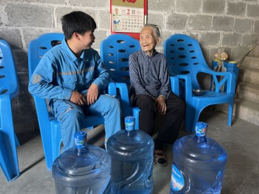 凌云通鴻為廠區(qū)周邊高齡老人送去飲用水_副本